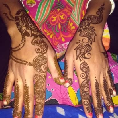Flowing floral back-hand mehndi